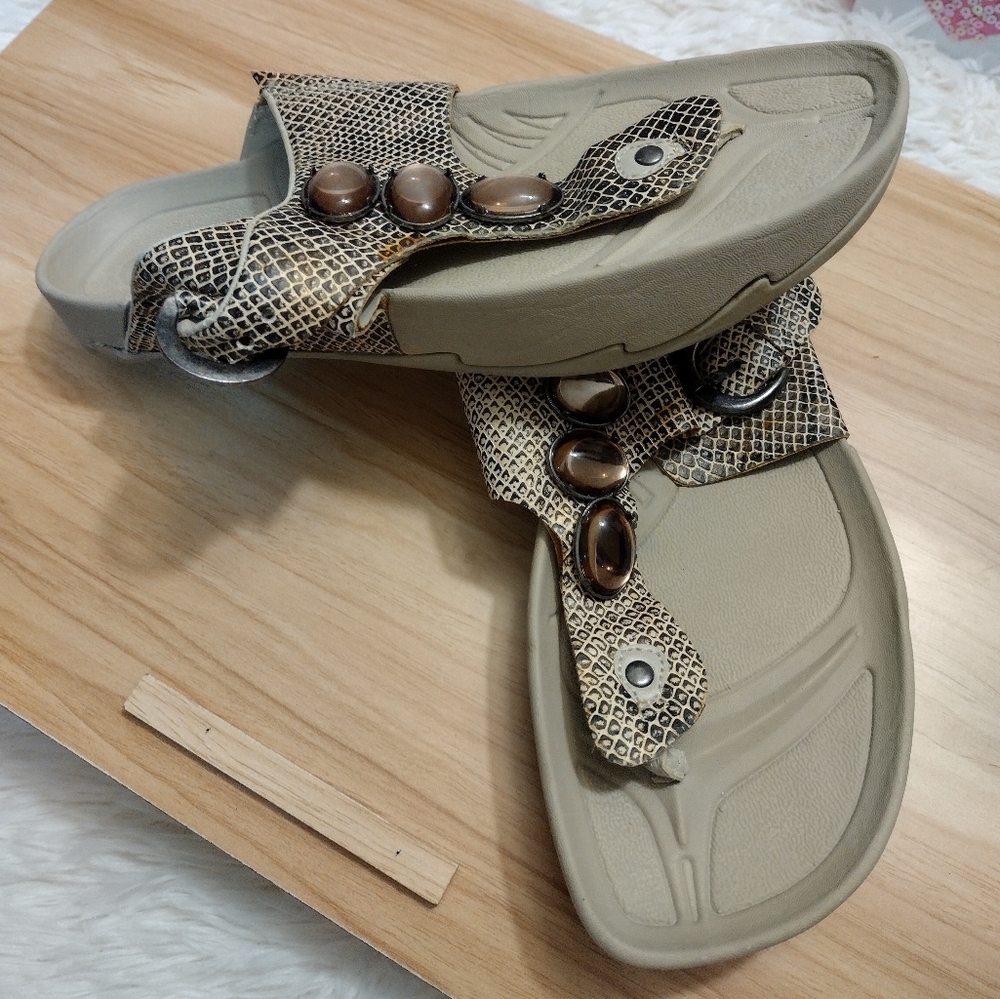 Earth Comfort Fit Snake print/Stones Women's Sandals Size 7 - Picture 6 of 7